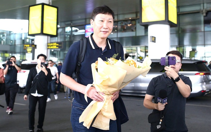 HLV Kim Sang-sik xuất hiện tươi tắn ở sân bay Nội Bài, hành trình tại Việt Nam bắt đầu