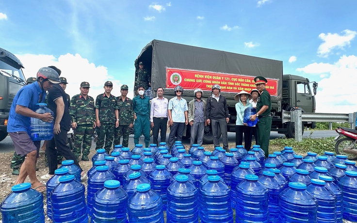 Bệnh viện Quân y 121 đưa nước uống tinh khiết đến với người dân vùng hạn mặn