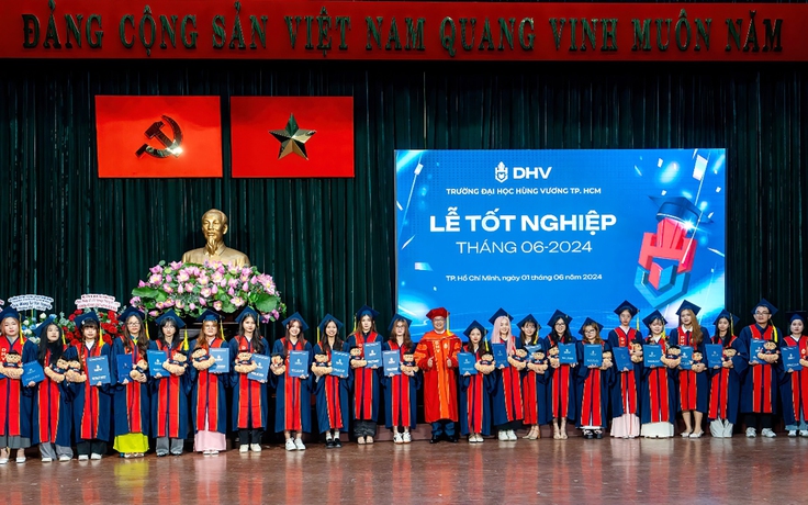 Trường ĐH Hùng Vương TP.HCM tổ chức lễ tốt nghiệp cho các tân cử nhân