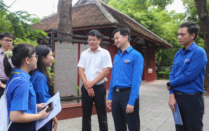 Anh Nguyễn Minh Triết thăm và động viên thanh niên tình nguyện