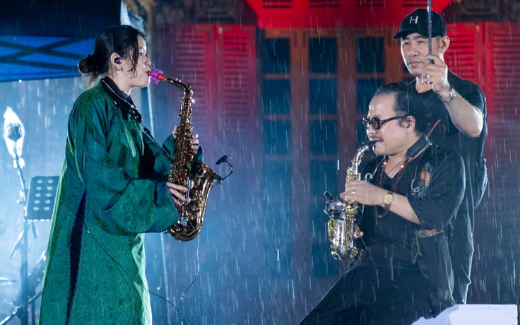 Nghệ sĩ Trần Mạnh Tuấn xúc động biểu diễn saxophone cùng con gái sau cơn bạo bệnh