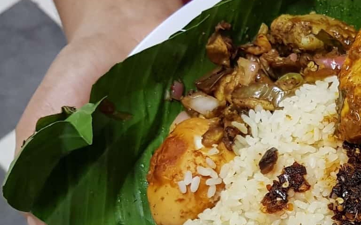 Ngạc nhiên với cách chế biến vụn bánh mỳ, cơm nướng lá chuối của Sri Lanka
