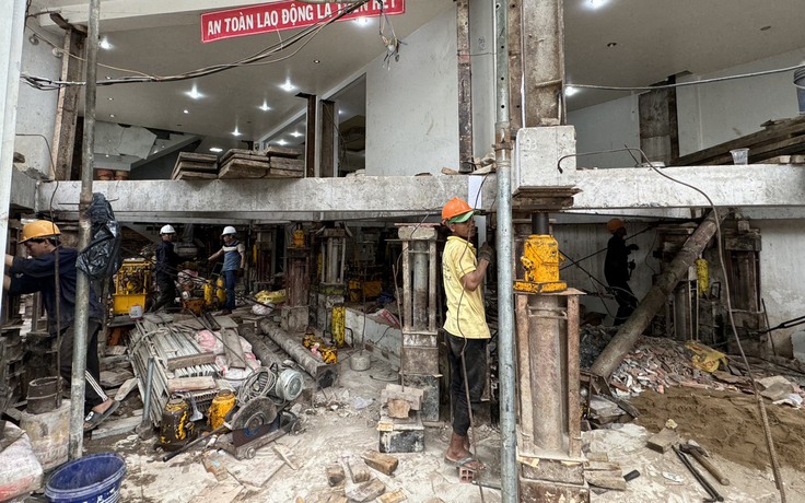 'Thần đèn' Nguyễn Văn Cư nâng ngôi nhà 1.000 tấn chống ngập