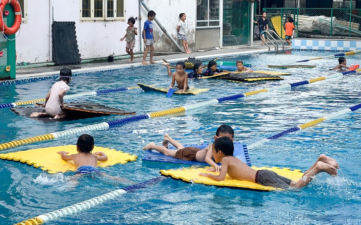 Trẻ em học bơi, kỹ năng sinh tồn ở TP.HCM chống đuối nước: Đủ chọn lựa bình dân
