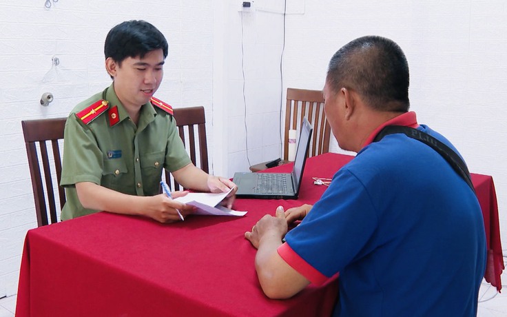 Nhận bưu phẩm chứa 'vật liệu cấm', người đàn ông bị lừa đảo 50 triệu đồng