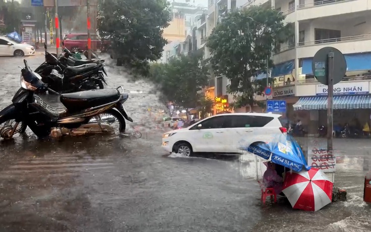 Trung tâm TP.HCM mênh mông nước trong mưa lớn