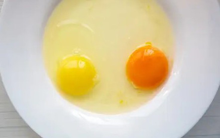 Có phải trứng có lòng đỏ màu cam bổ hơn màu vàng?