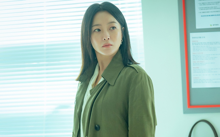 Kim Hee Sun U.50 vẫn đẹp lấn át đàn em kém 20 tuổi trong phim mới