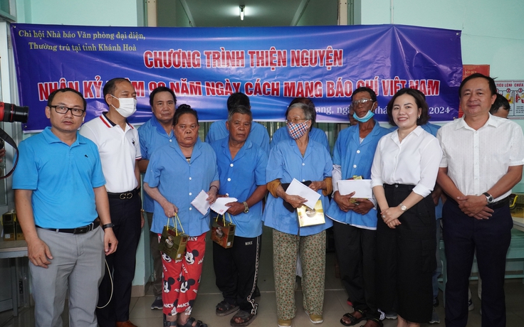 Phóng viên thường trú Khánh Hòa trao 50 suất quà cho bệnh nhân phong