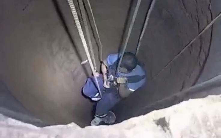 Giải cứu người đàn ông bị tai nạn bất tỉnh nằm dưới giếng sâu 30 m