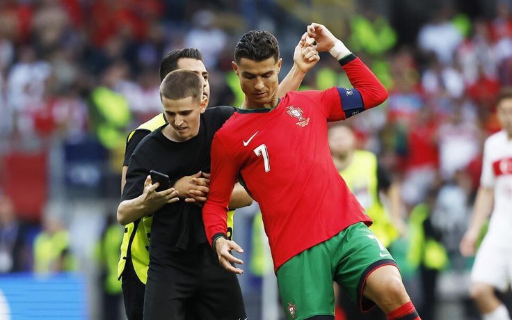 6 fan cuồng lao vào sân 'săn' Ronaldo, UEFA mở cuộc điều tra gấp