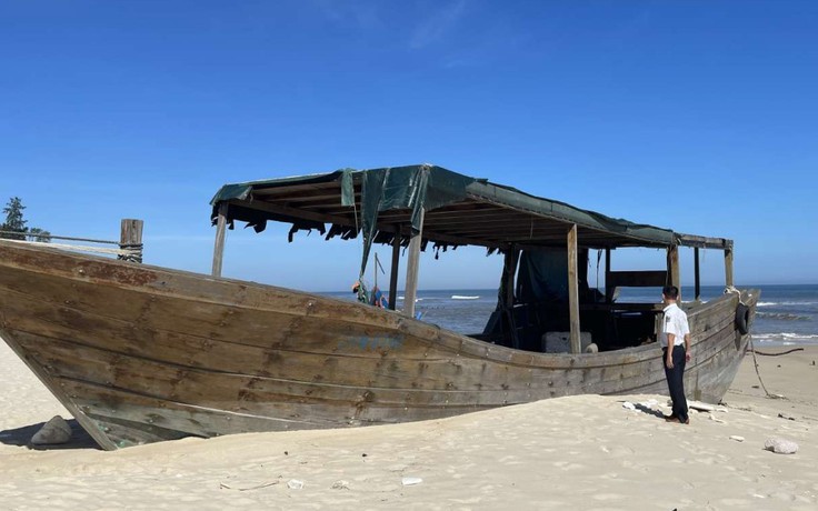 Quảng Trị: Định đoạt số phận của 2 con 'tàu ma' trôi dạt vào bờ biển