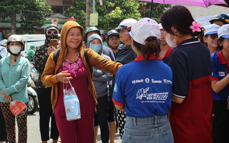 Ngày gia đình Việt Nam: Mẹ học lớp 3 mong con vào ĐH, một đời bình an