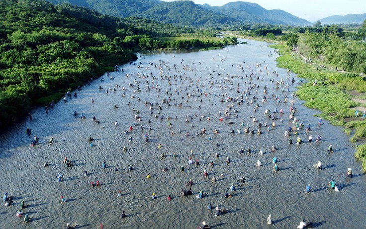 Người dân ùn ùn tham gia lễ hội bắt cá Đồng Hoa