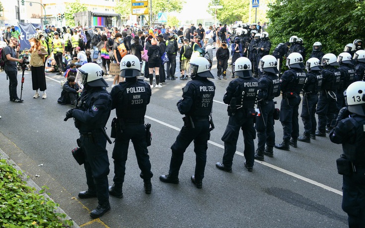 Cảnh sát Đức đụng độ người biểu tình ở đại hội đảng cực hữu
