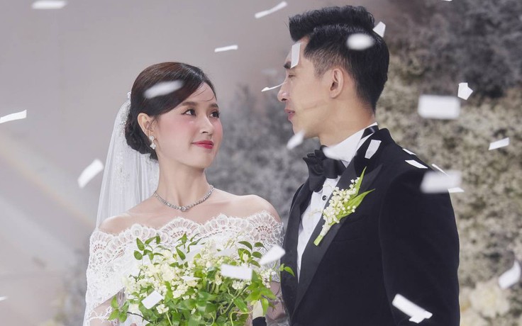 Thiếu gia Nhựa Duy Tân khóc trong đám cưới, hứa xem Midu là 'nóc nhà'