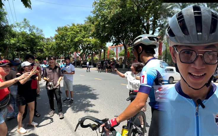 Người dân Quảng Trị vây quanh hot boy 21 tuổi từ TP.HCM vô địch đường đua quanh Thành cổ