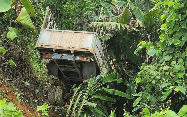 Quảng Nam: Xe chở keo lao xuống vực, 2 người tử vong