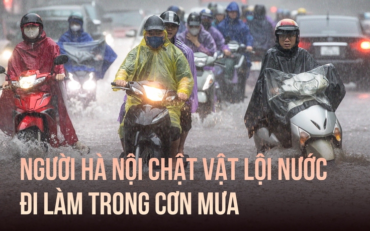 Người Hà Nội chật vật lội nước đi làm trong cơn mưa lớn kèm sấm sét