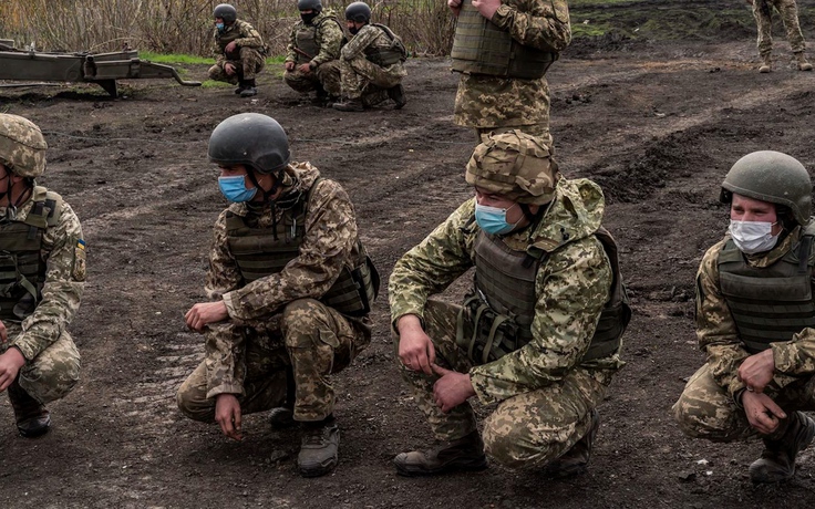 Cựu binh Ukraine than tân binh tháo ráp súng chưa thạo đã phải ra trận