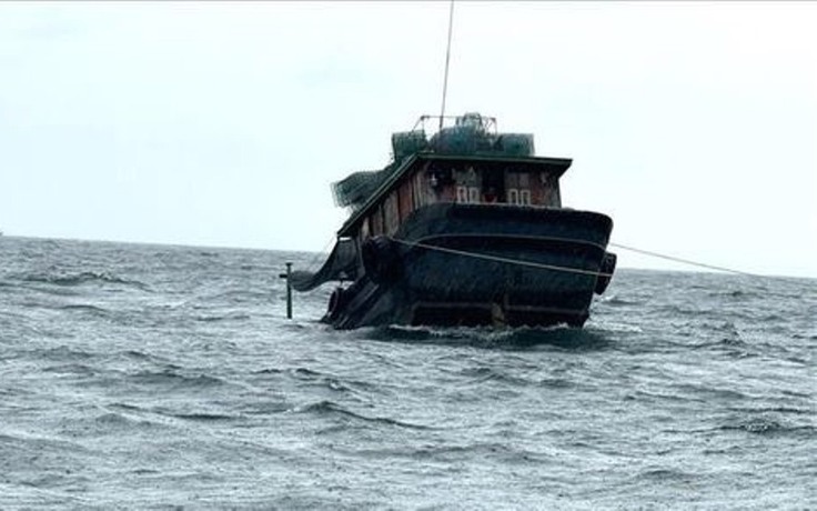 Cứu 3 ngư dân gặp nạn trên biển