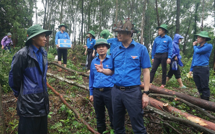 Anh Bùi Quang Huy thăm động viên công nhân đang xây dựng đường dây 500 kV