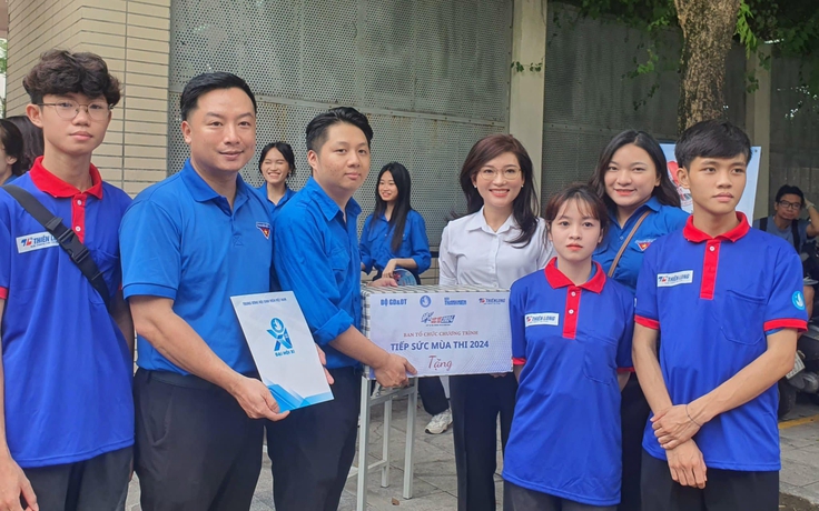 T.Ư Hội Sinh viên Việt Nam tặng quà tình nguyện viên Tiếp sức mùa thi