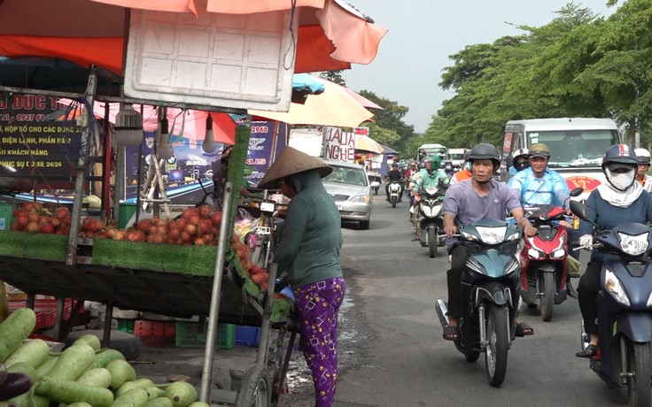 TP.HCM: Ngao ngán chợ tự phát cạnh điểm đen giao thông