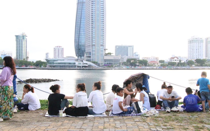 Người dân, du khách lót bạt dọc bờ sông Hàn 'xí chỗ' xem pháo hoa Đà Nẵng
