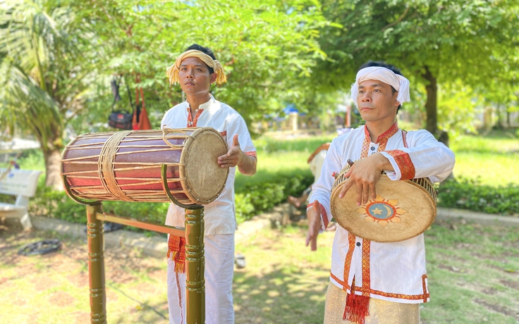 Độc đáo biểu diễn nghệ thuật Chăm bên tháp cổ nghìn tuổi ở Bình Định