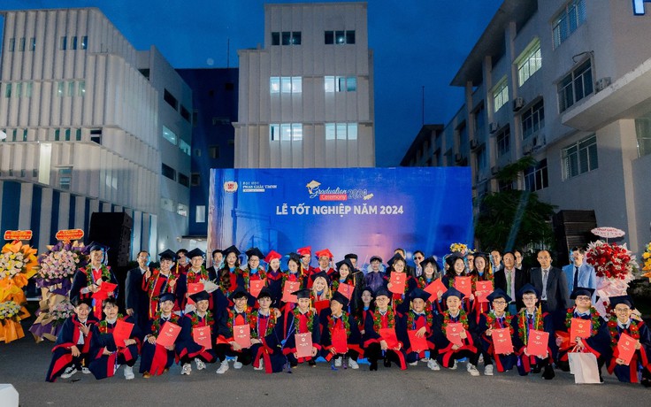 Trường đại học Phan Châu Trinh làm lễ ra trường cho khóa bác sĩ đầu tiên