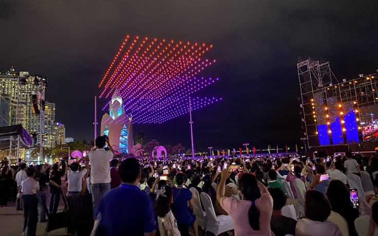 Hàng ngàn chiếc drone light đã mang đến 'Bữa tiệc ánh sáng' trên bầu trời Nha Trang