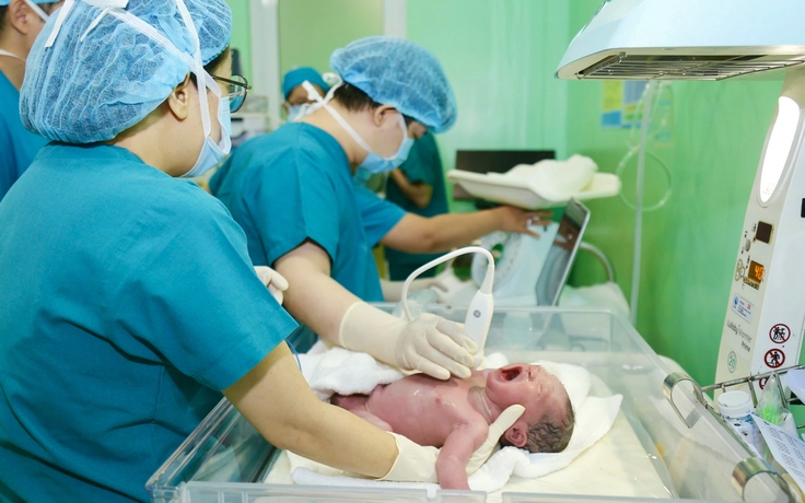 Thêm một bé trai chào đời sau khi được thông tim trong bào thai