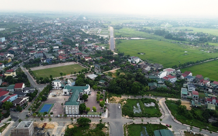 Sống trong bóng tối bên hông nhà máy thủy điện