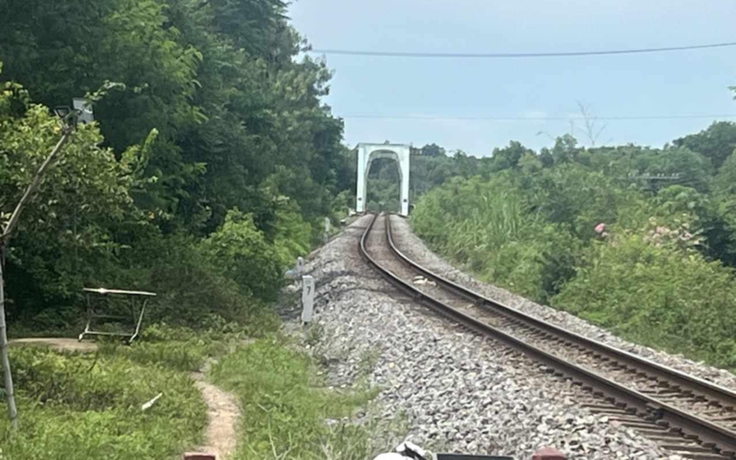 Quảng Trị: Đi bộ trên cầu đường sắt, nam sinh bị tàu tông tử vong