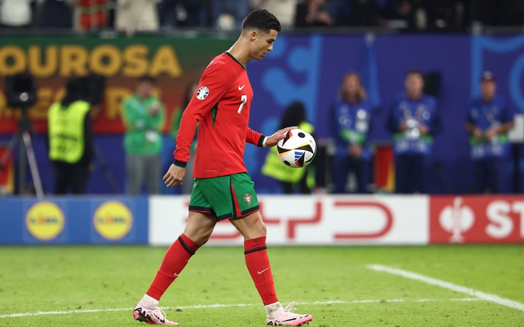 Ronaldo gây sốt vì… chiếc mũ trong bức ảnh chơi padel