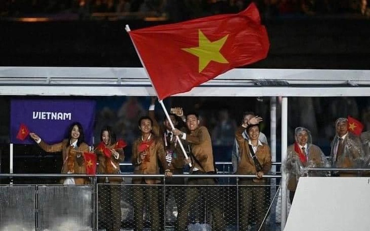 Olympic 2024 khai mạc hoành tráng, độc lạ nhất lịch sử: Cờ Việt Nam tung bay trên thuyền