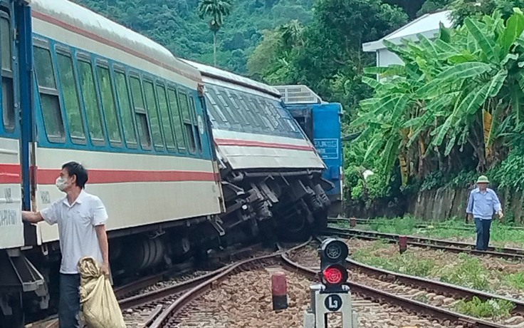 Tàu SE11 trật bánh tại Huế, đường sắt tê liệt