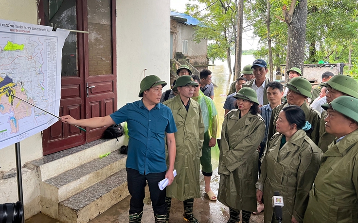 Bí thư Hà Nội thị sát vùng rốn lũ, nơi hàng nghìn hộ dân bị nước cô lập