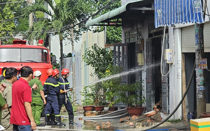 Cháy kho vải, người dân trong hẻm vội đưa ô tô ra ngoài