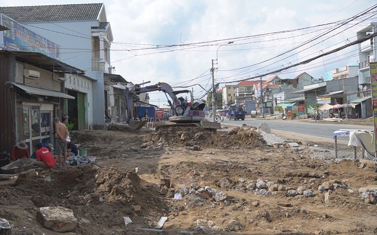 Người dân bàn giao mặt bằng mở rộng đường 6 làn xe ‘hy vọng hết kẹt xe’