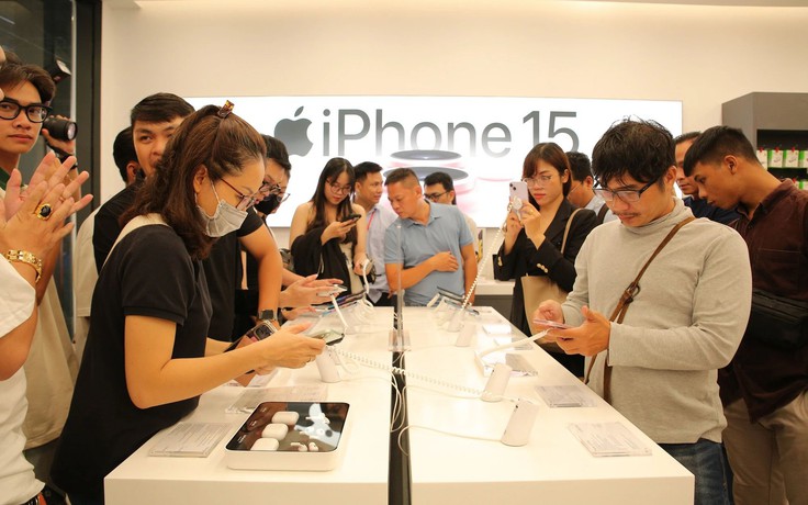 Giá iPhone 15 Pro Max xuống bằng 15 Pro khi mở bán