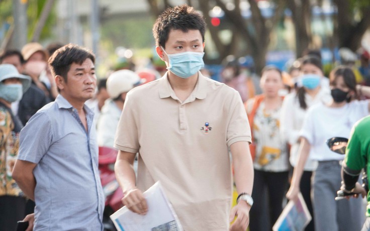 Phụ huynh lỉnh kỉnh đồ đạc, vượt hơn 700km cùng con đi thi vào trường công an
