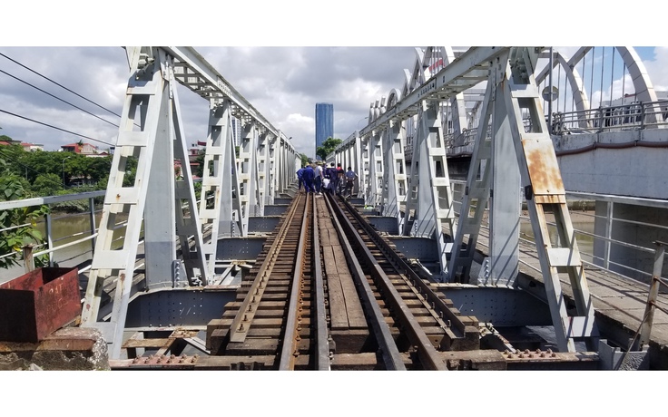 Đã thông tuyến đường sắt qua cầu Quay Tam Bạc sau sự cố