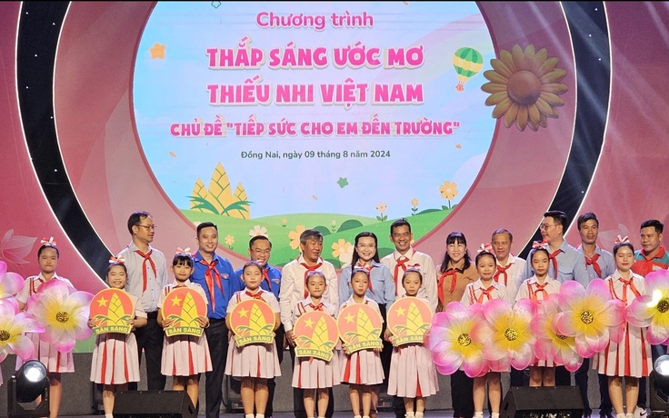 Trao học bổng tiếp sức đến trường cho học sinh Đồng Nai