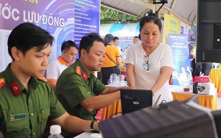 Công an quận 3 làm thẻ căn cước lưu động, người dân hứng khởi vì nhanh và tiện