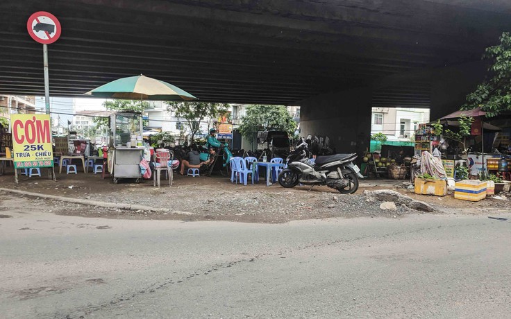 Buôn bán dưới gầm cầu, gây nguy hiểm