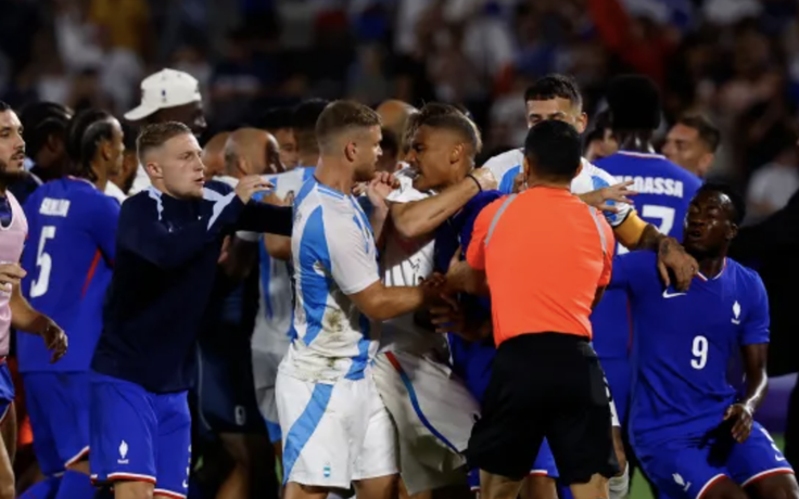 Lại bê bối Olympic: Cầu thủ Pháp và Argentina ẩu đả, cảnh sát vất vả ngăn bạo động