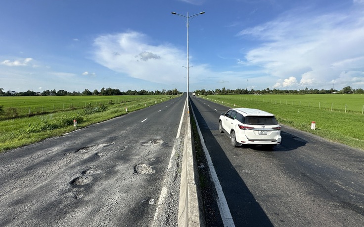 Khẩn trương lấp 'ổ gà, ổ voi' tuyến Lộ Tẻ - Rạch Sỏi