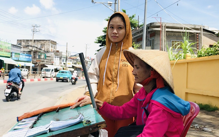 Nữ sinh phụ ngoại bán vé số mong được tiếp tục đến trường